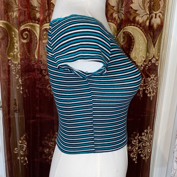 Striped Off-Shoulder Crop Top - Picture 6 of 10